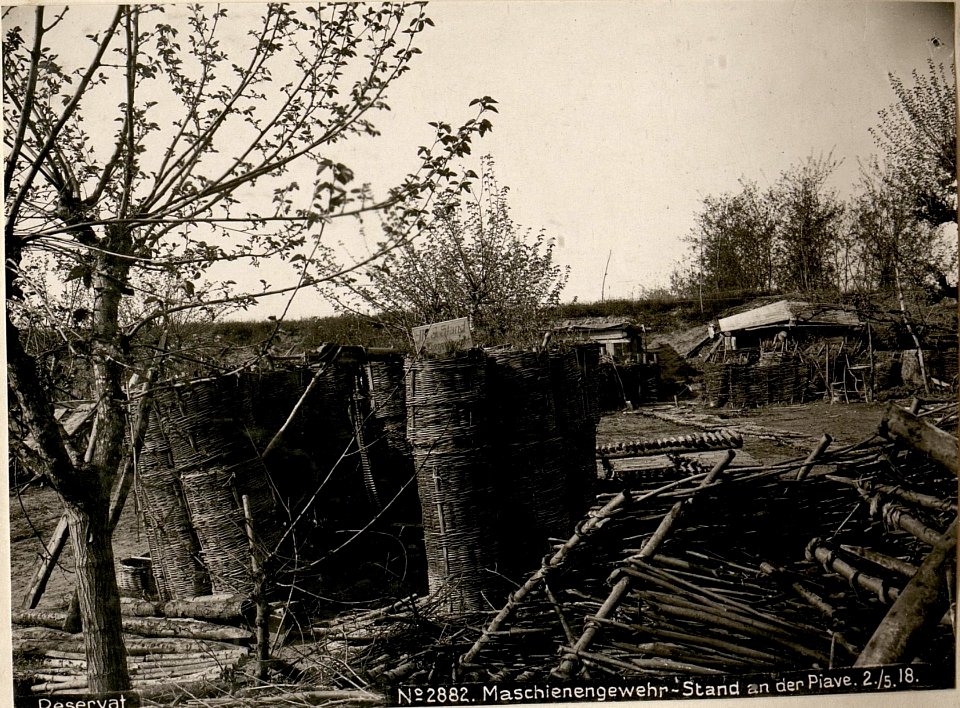 Maschienengewehr-Stand an der Piave. 2.-5.18. (BildID 15617809)