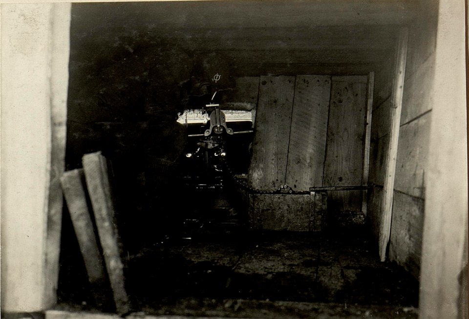 Maschinen Gewehr in Deckung auf dem kleinen Pal. (BildID 15465425)