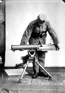 Maschinengewehr auf der Dreibeinstütze - CH-BAR - 3241590