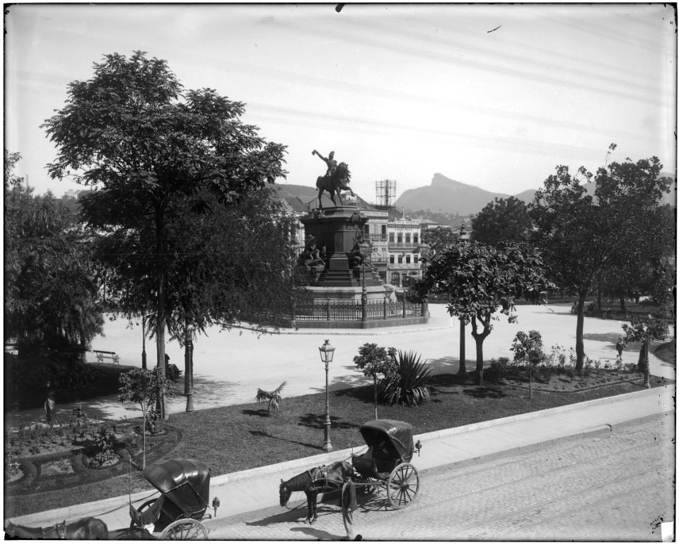Monumento a D. Pedro I no Largo do Rocio, atual praça Tiradentes - 1