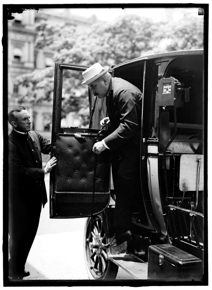 MORGAN, J. PIERPONT, JR., LEAVING AUTO LCCN2016865698
