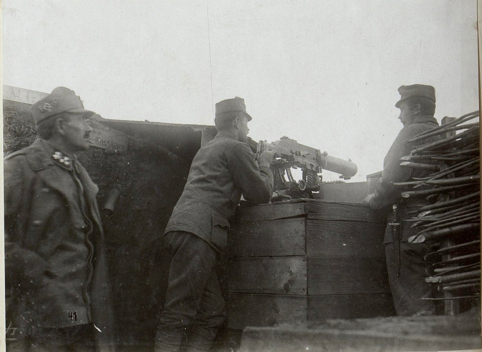 Maschinengewehr in Feuerstellung (BildID 15654522)