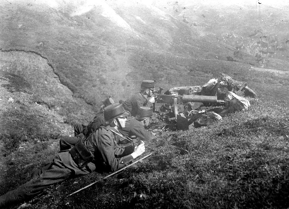 Maschinengewehr in Feuerstellung in improvisierten Deckung - CH-BAR - 3241325