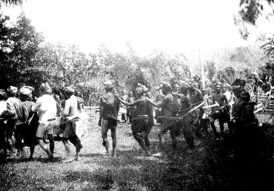 Moraego-dans vid pasanggrahan. Kulawi, Sulawesi. Indonesien - SMVK - 010733c
