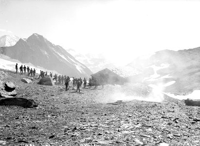 Morgentliches Aufbrechen von der Unterkunftshütte - CH-BAR - 3238890