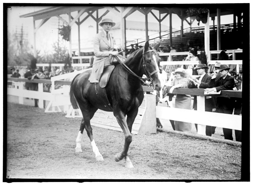 MORTON, MISS HELEN. HORSE SHOW LCCN2016865568