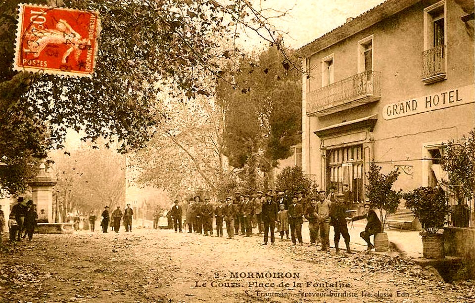 Mormoiron Cours et place de la Fontaine