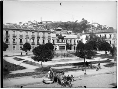Monumento em homenagem ao Marechal Osório, estátua equestre, em frente ao Paço Imperial - 3