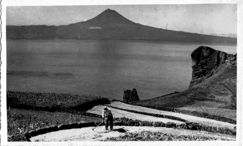 Morro de Velas, Ilha do Pico ao fundo, ilha de São Jorge, Açores, Arquivo de Villa Maria, Angra do Heroísmo, Açores.