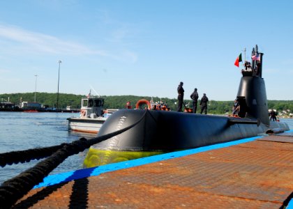 Mooring to the pier 120630-N-TN558-007
