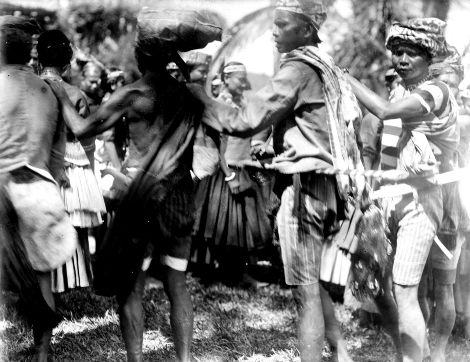 Moraego-dans vid pasanggrahan. Ynglingarnas rad. Sulawesi, Kulawi. Indonesien - SMVK - 010737