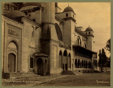 Mosquée Suleymaniè. Vue générale de l'entrée - Sébah & Joaillier. LCCN2003688283