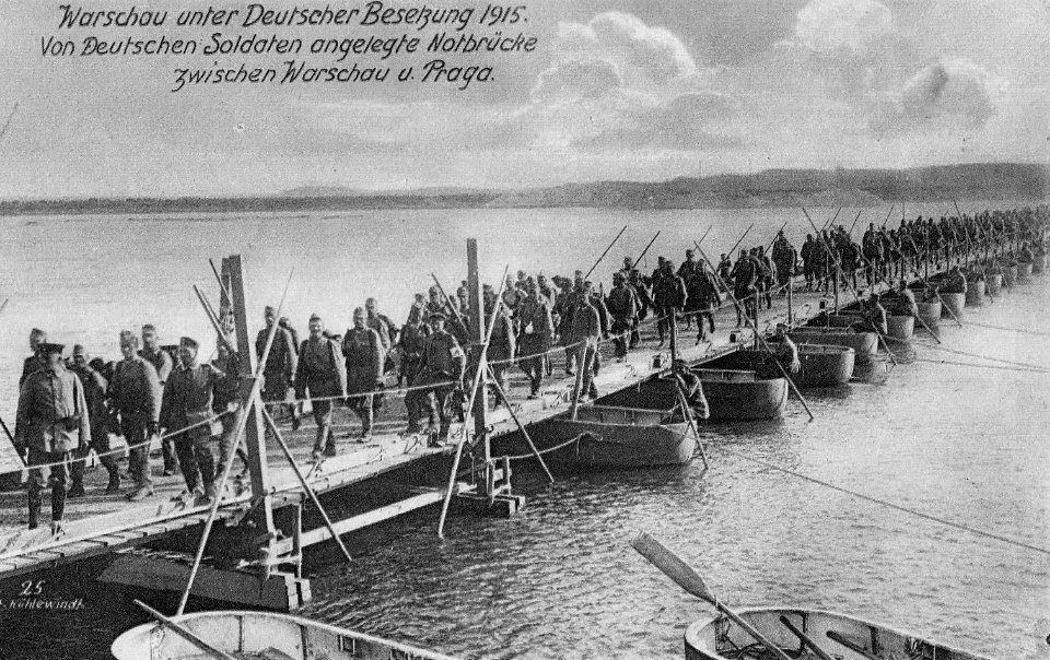 Most pontonowy zbudowany przez wojska niemieckie w Warszawie w 1915