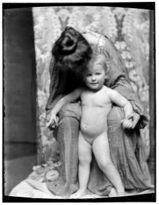 Mother and child, posed by Mrs. Hewitt and her daughter LCCN2006684214