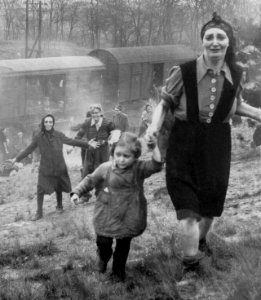 Mother and daughter liberated from Bergen-Belsen train - 1945-04 - Clarence L. Benjamin