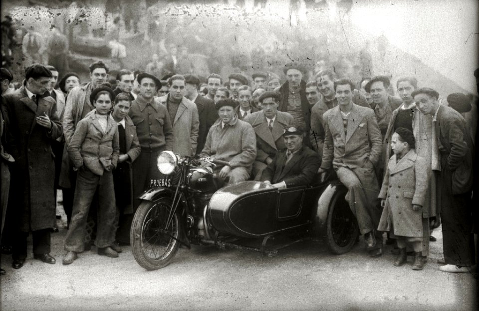 Moto con sidecar en el Paseo Nuevo (2 de 3) - Fondo Car-Kutxa Fototeka