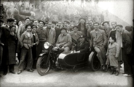 Moto con sidecar en el Paseo Nuevo (2 de 3) - Fondo Car-Kutxa Fototeka