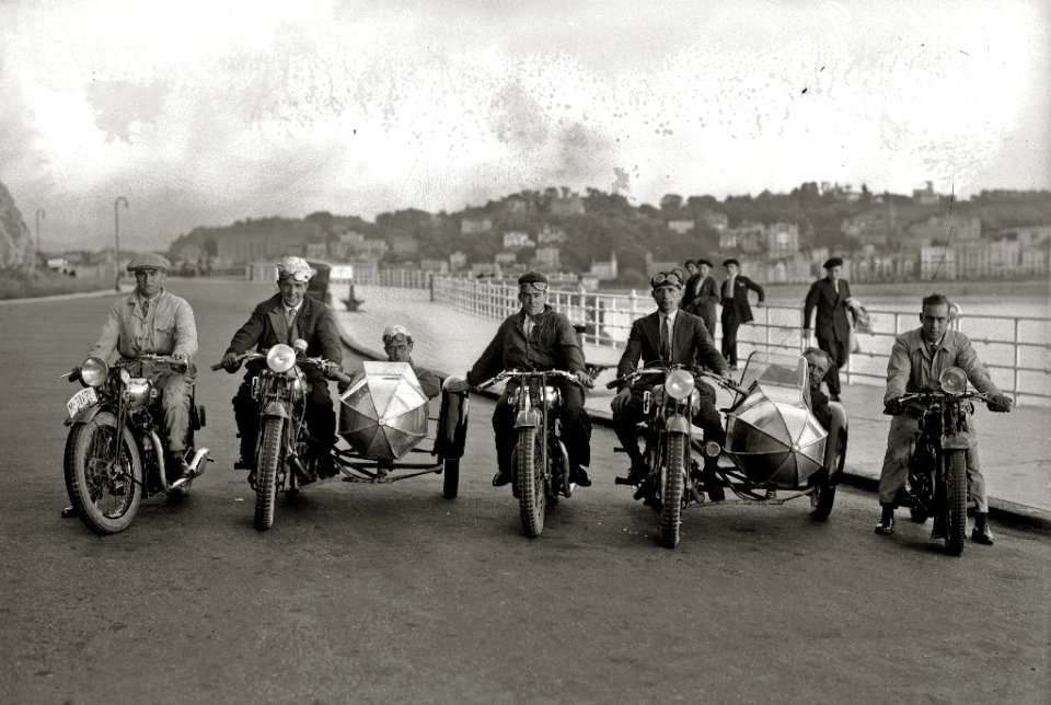 Motocicletas y motos con sidecar en el Paseo Nuevo (1 de 1) - Fondo Car-Kutxa Fototeka