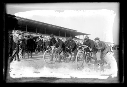 Motor cycle races, Laurel, Md., Nov. 25, 1915 LCCN2016851033