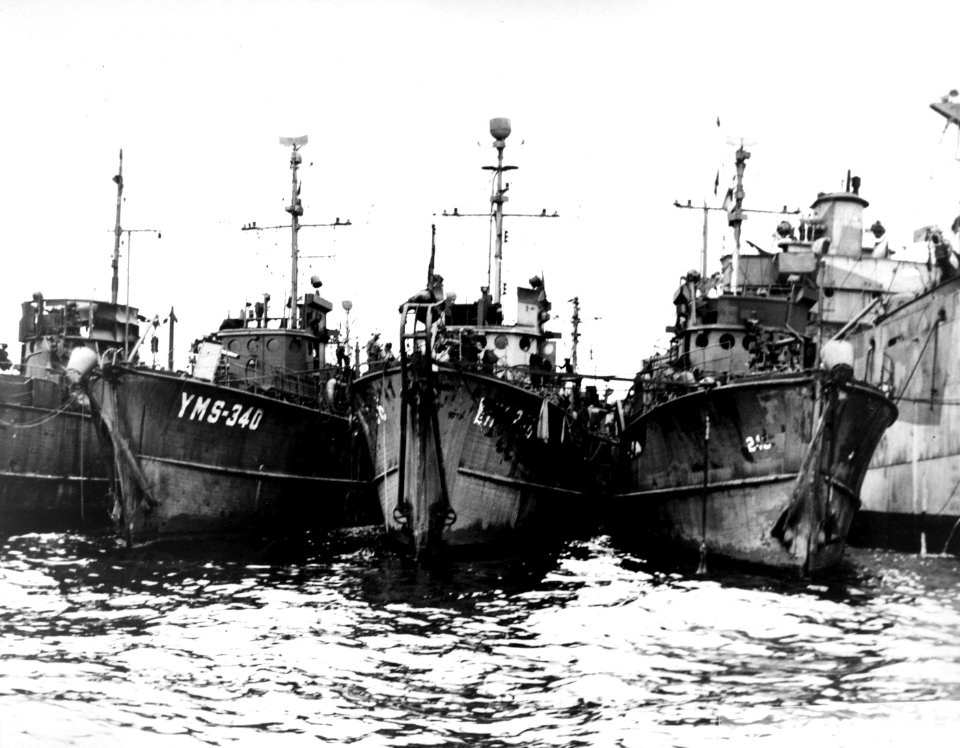 Motor minesweepers alongside of USS Mindanao (ARG-3) in Seeadler Harbor in November 1944