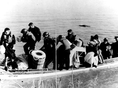 Motor sampan from USS Panay (PR-5) reaching shore with survivors, 12 December 1937 (NH 50823)