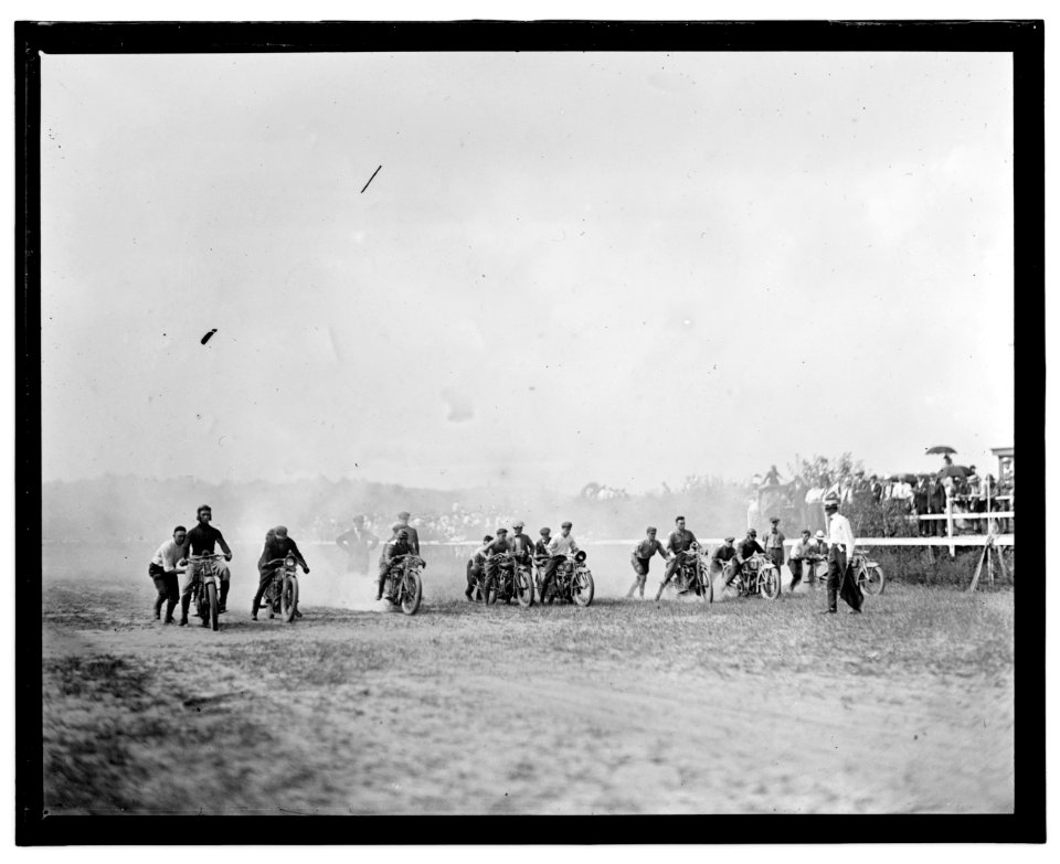 Motorcycle races, Benning, Md. Labor Day, 1916 LCCN2016844494