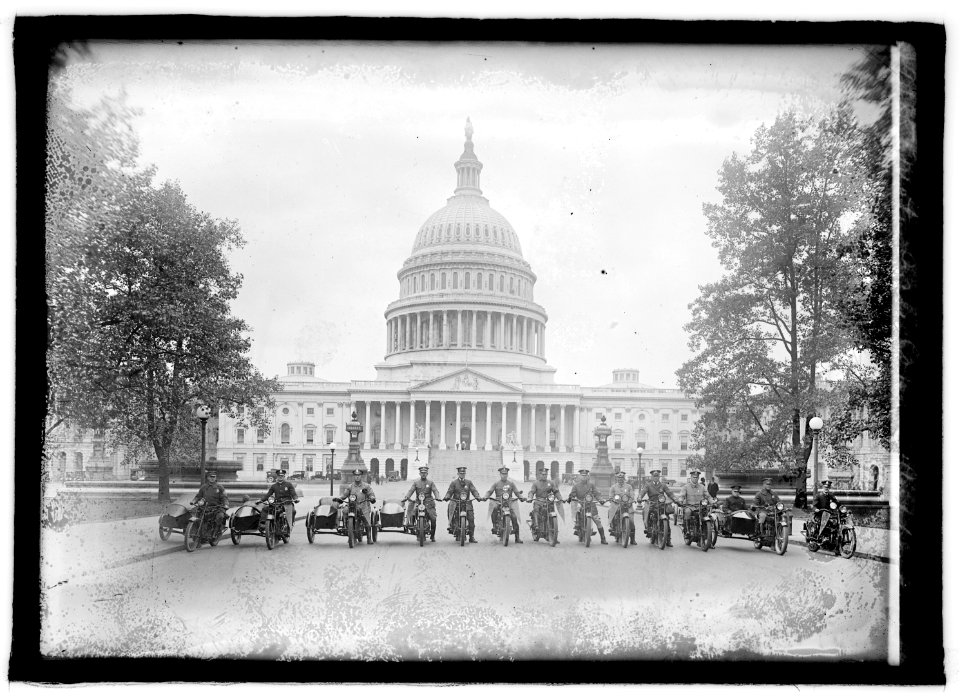 Motorcyle cops, 4-26-22 LCCN2016846284