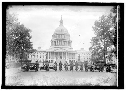 Motorcyle cops, 4-26-22 LCCN2016846284