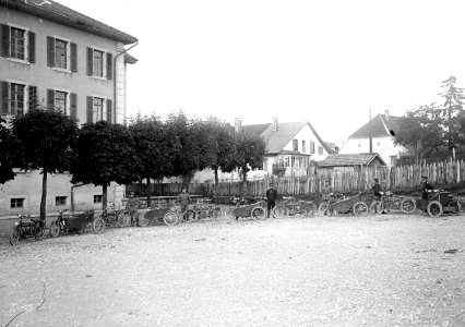 Motorräder, teilweise mit Beifahrerwagen, eines Radfahrerdetachements - CH-BAR - 3239944