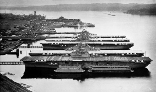 Mothballed aircraft carriers at the Puget Sound Naval Shipyard in 1948 (NH 79051)