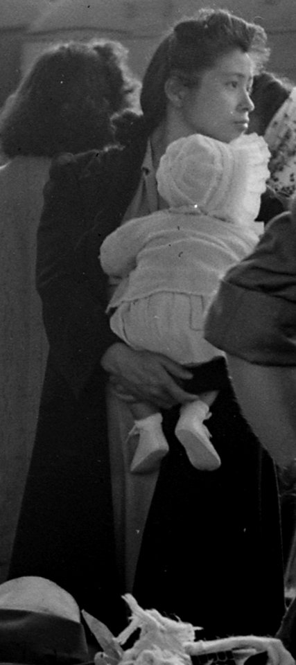 Mother and child detail, Woodland, California. Families of Japanese ancestry with their baggage at railroad station awaiting . . . - NARA - 537804 (cropped)