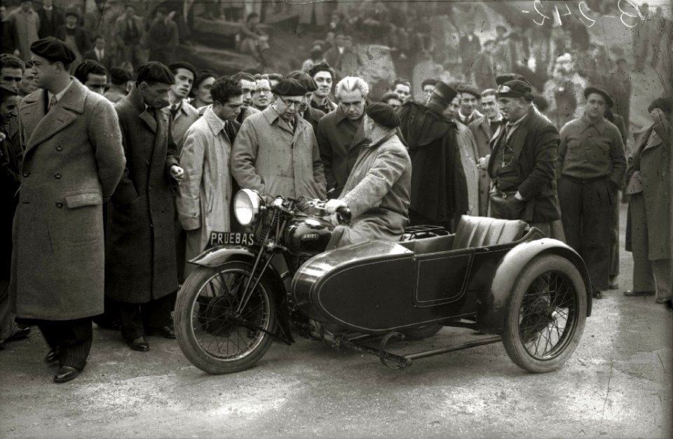 Moto con sidecar en el Paseo Nuevo (1 de 3) - Fondo Car-Kutxa Fototeka