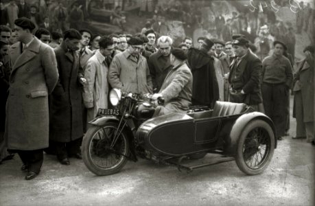 Moto con sidecar en el Paseo Nuevo (1 de 3) - Fondo Car-Kutxa Fototeka