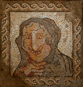 Mosaic amb la representació d'una vella