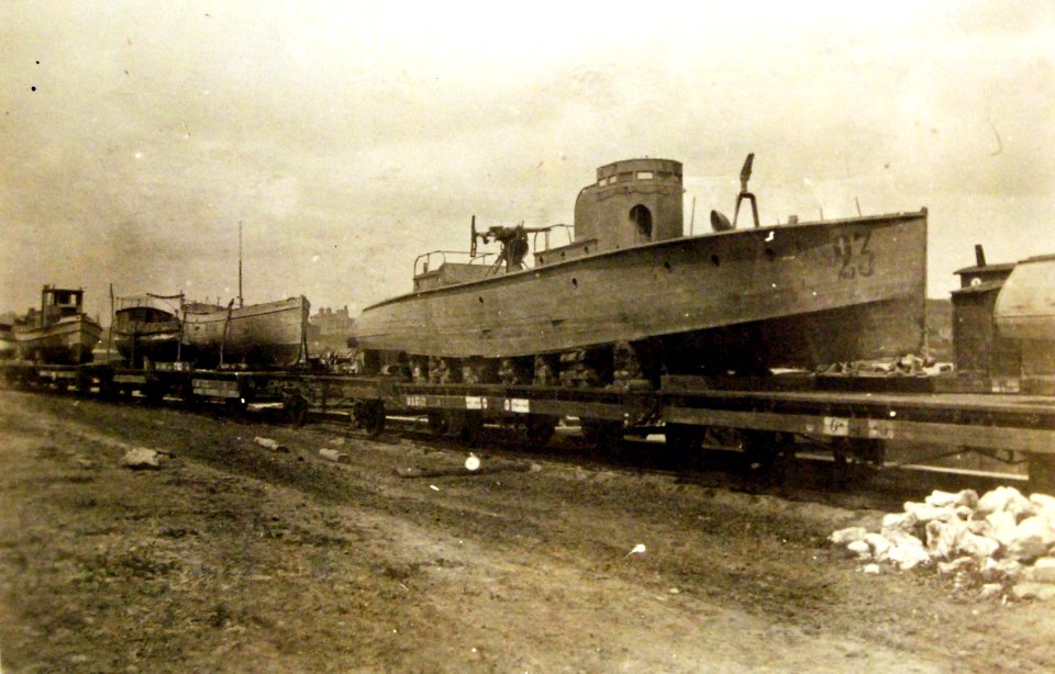 Motor boats being transported to Black Sea for relief work of Terek Cossacks (27423131083)