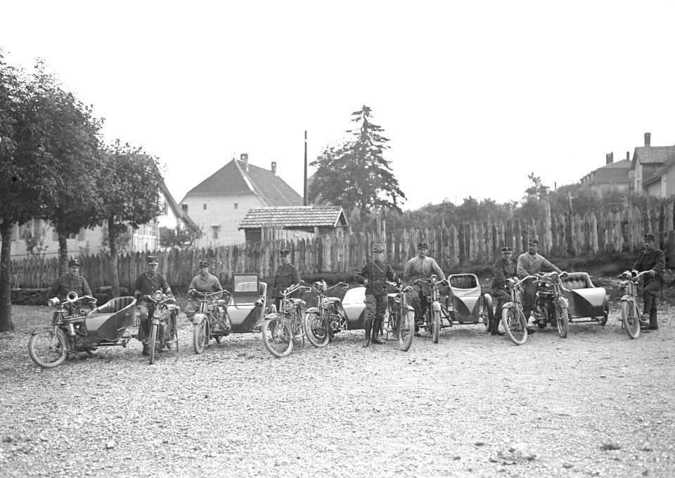 Motorräder, teilweise mit Beifahrerwagen, eines Radfahrerdetachements - CH-BAR - 3239943