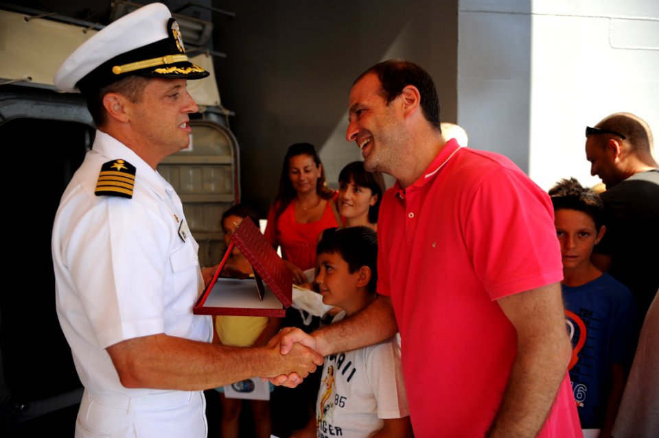 Mount Whitney hosts ship tours in Homeport of Gaeta 120714-N-XZ912-001