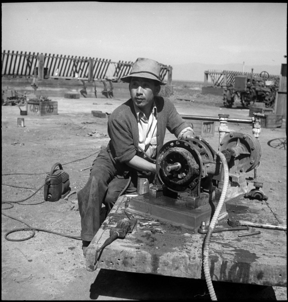 Mountain View, California. Oiling water pump for safe keeping on a farm in Santa Clara County, prio . . . - NARA - 537605