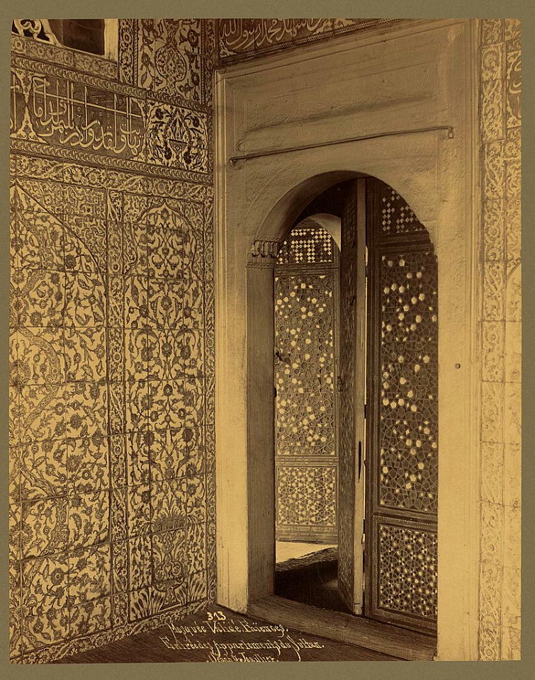 Mosqée Validé. Faı̈ences. Entrée des appartements du Sultan - Sébah & Joaillier. LCCN2004666784