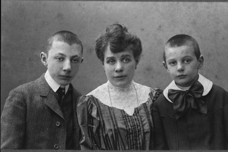 Mother 2sons 1915 hg photo