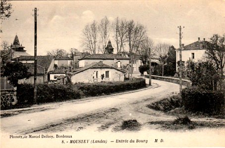 Moustey (Landes) - entrée du bourg 4