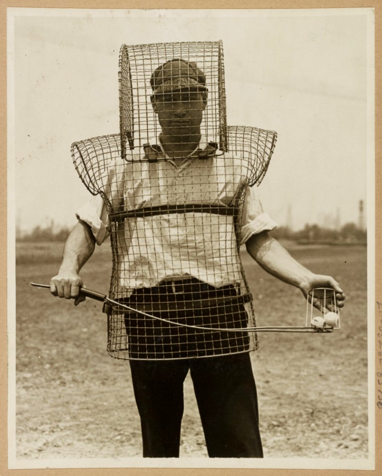 Mouse-trap armor for caddies - here is the newest safety device seen on California links LCCN2011649820