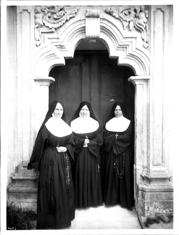 Mother Louis, Sister Superior, and two nuns at Mission San Carlos, Monterey, ca.1903 (CHS-4093)