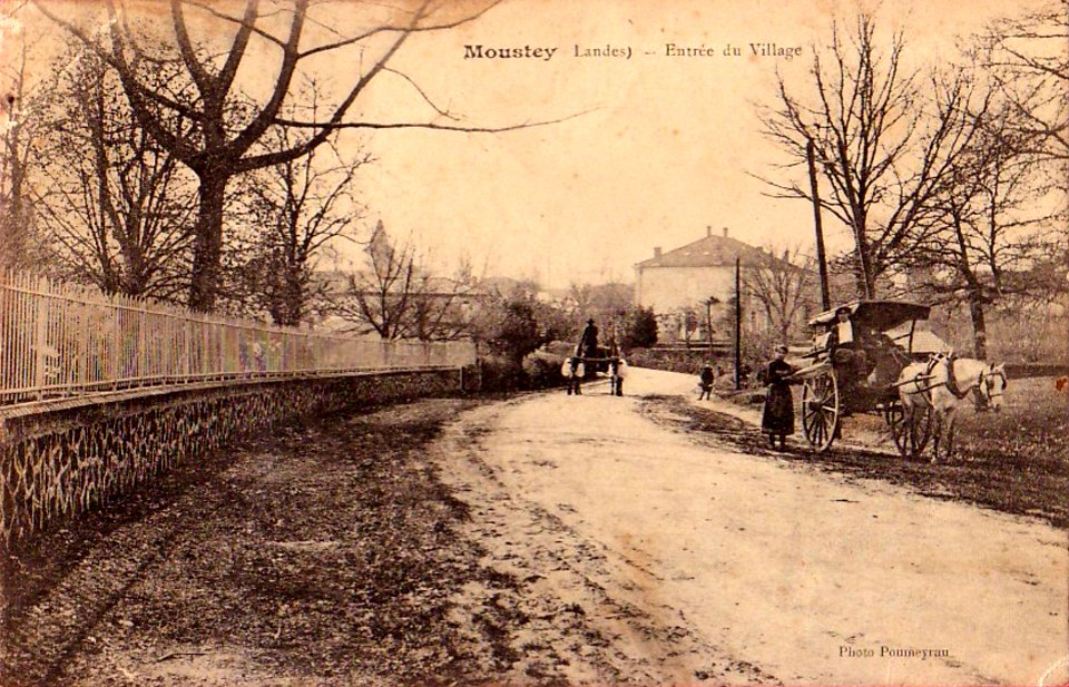 Moustey (Landes) - entrée du bourg 2