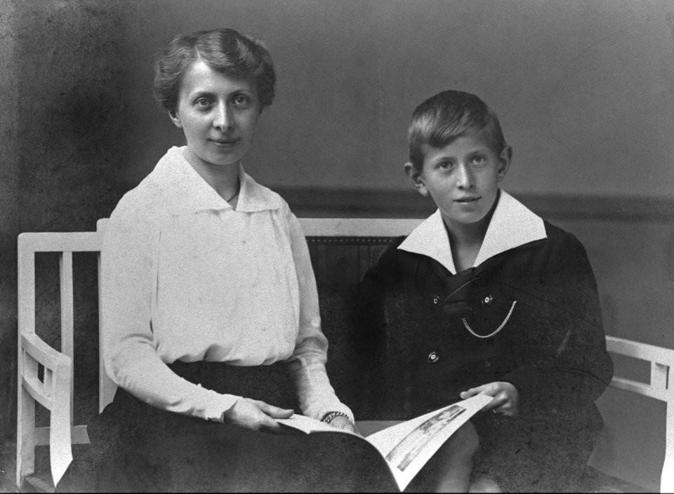 Mother sun 1921 hg