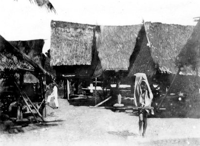 Motiv från byn. 2 fotos. Lokal, Kantewoe, Central-Celebes. Foto, Walter Kaudern, sept.-okt. 1918 - SMVK - 010786b