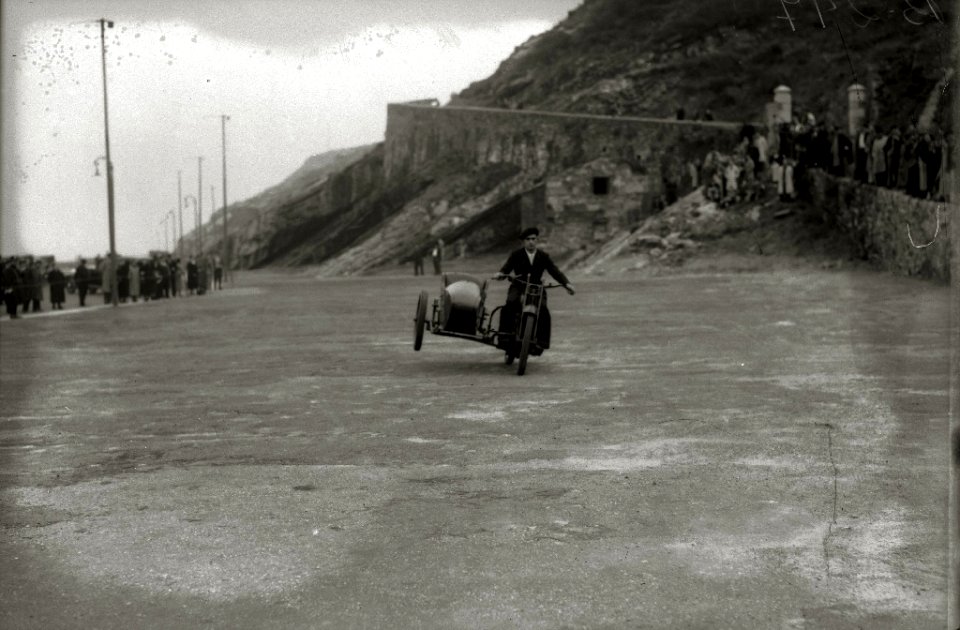Moto con sidecar en el Paseo Nuevo (3 de 3) - Fondo Car-Kutxa Fototeka
