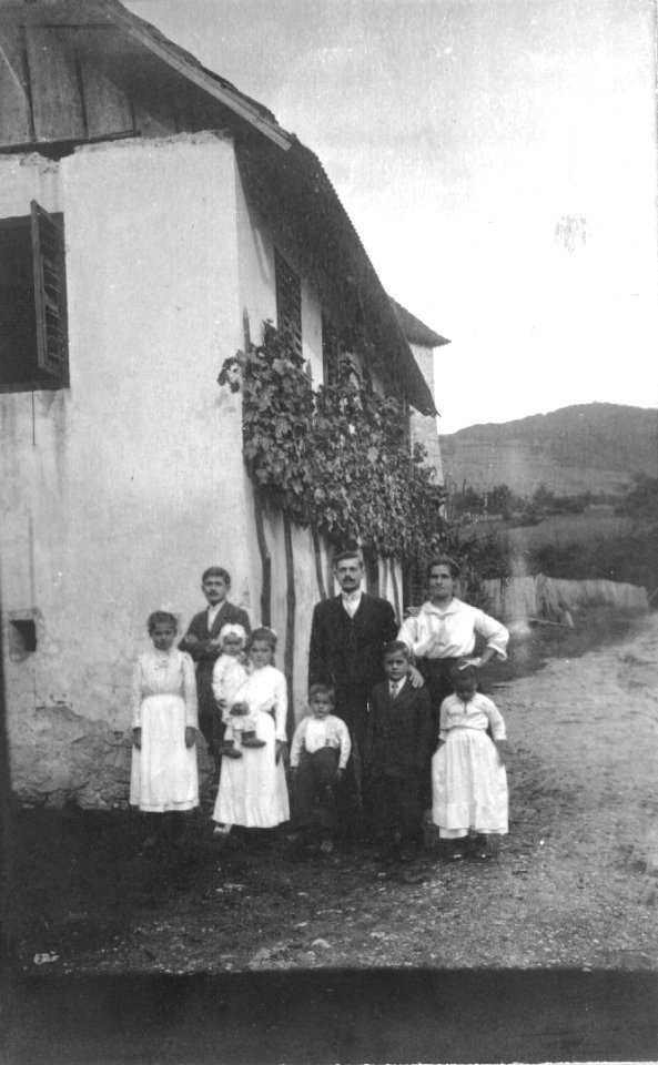 Moška, ženska, otroška pražnja noša