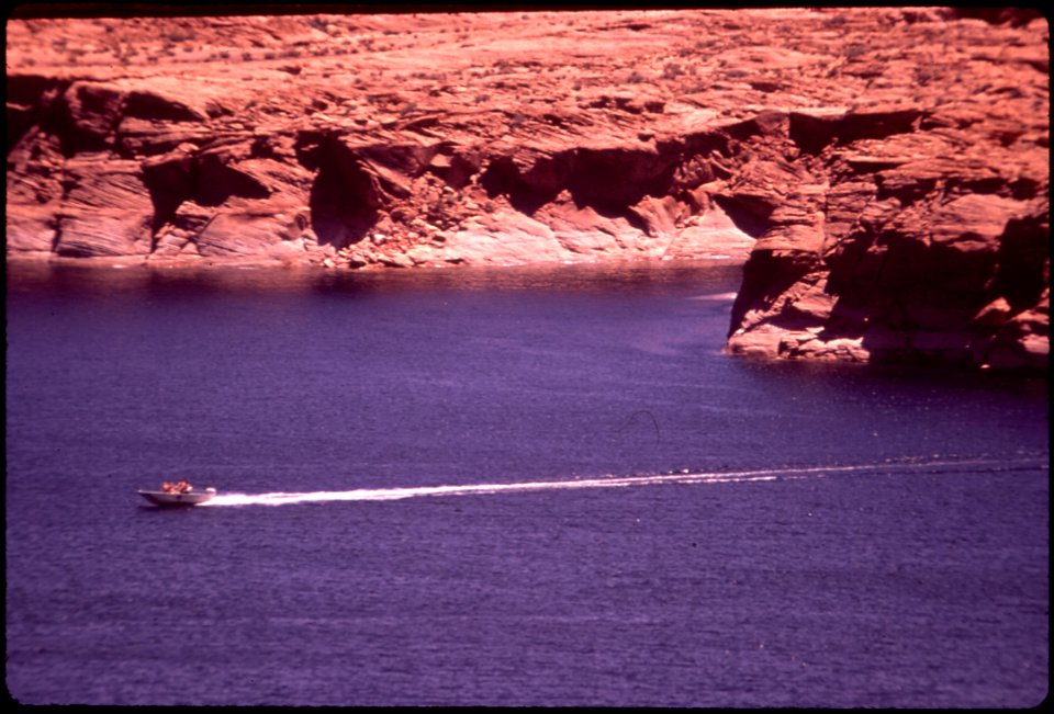 Motorboating on Lake Powell (4266491670)