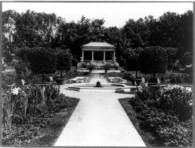 Massachusetts. Beverly Cove. Formal gardens of Miss Abbey Hunt-Evans LCCN92500547